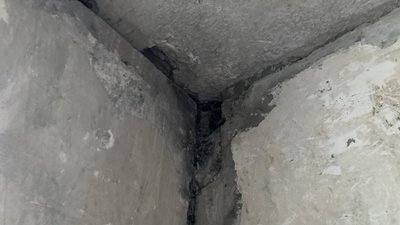 Мешканці пошкодженого обстрілами будинку у Харкові скаржаться на ремонт Мешканці пошкодженого обстрілами будинку у Харкові скаржаться на ремонт