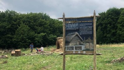 На Львівщині відтворили слов'янську хату X століття. У ній тимчасово живуть люди На Львівщині відтворили слов'янську хату X століття. У ній тимчасово живуть люди