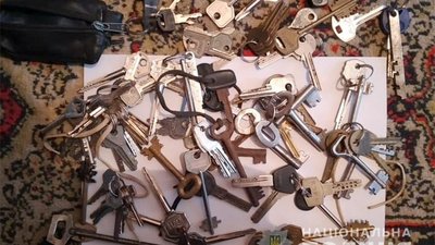Крадії проникали шляхом пошкодження металопластикових вікон або підбору ключа. Фото: ГУ НП у Хмельницькій області Крадії проникали шляхом пошкодження металопластикових вікон або підбору ключа. Фото: ГУ НП у Хмельницькій області