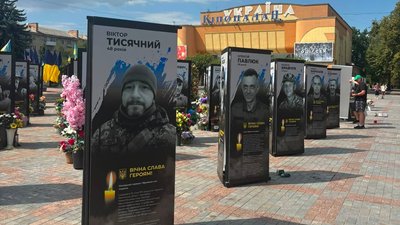 Портрети військових, які встановили на майдані Незалежності у Рівному