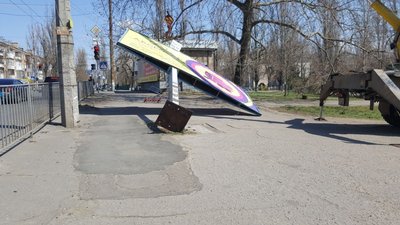 У Миколаєві триває демонтаж білбордів