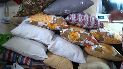 У Житомирі волонтерки передали в лікарню 36 в'язаних пінеток та 58 подушок У Житомирі волонтерки передали в лікарню 36 в'язаних пінеток та 58 подушок