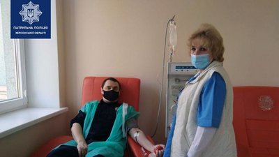 Карантин не став на заваді: херсонські патрульні здають кров Карантин не став на заваді: херсонські патрульні здають кров