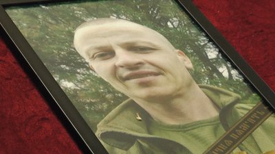Повернувся з-за кордону, щоб боронити Україну: в Житомирі попрощалися із загиблим десантником Олександром Стаканом Повернувся з-за кордону, щоб боронити Україну: в Житомирі попрощалися із загиблим десантником Олександром Стаканом