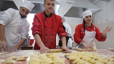 Понад п’ять тисяч вареників наліпили курсанти з Тернопільщини для українських захисників Понад п’ять тисяч вареників наліпили курсанти з Тернопільщини для українських захисників