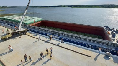 Баржа з херсонськими кавунами прибула до столиці Баржа з херсонськими кавунами прибула до столиці