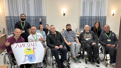 Шахтар з Донеччини, що отримав травму спини унаслідок російського обстрілу, став інструктором для людей на візку Шахтар з Донеччини, що отримав травму спини унаслідок російського обстрілу, став інструктором для людей на візку