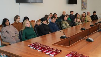У Вінниці родинам десяти загиблих нацгвардійців вручили державні нагороди У Вінниці родинам десяти загиблих нацгвардійців вручили державні нагороди