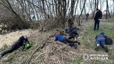 На Вінниччині затримали іноземця, який намагався вивезти за кордон п'ятьох чоловіків