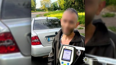 Намагався втекти, але його наздогнали: патрульні у Чернігові відсторонили пʼяного водія