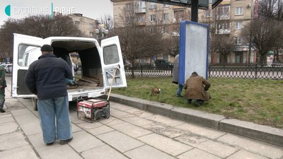 У Рівному почали демонтаж нелегально встановлених сітілайтів