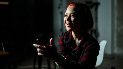 Юлія Юріна (ЮЮ): "Я пишу пісні виключно вночі, бо вдень я волонтерю" Юлія Юріна (ЮЮ): "Я пишу пісні виключно вночі, бо вдень я волонтерю"