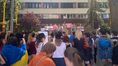 "Поверніть наших синів". У Франківську провели акцію на підтримку полонених азовців "Поверніть наших синів". У Франківську провели акцію на підтримку полонених азовців
