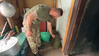 Готують суп під обстрілами і рятують цуценят: черкаський боєць про побут на фронті