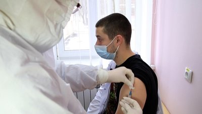 У перший день від коронавірусу в Кропивницькому вакцинували 60 медиків У перший день від коронавірусу в Кропивницькому вакцинували 60 медиків