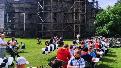 На Тернопільщині проводять шаховий турнір на території замку На Тернопільщині проводять шаховий турнір на території замку