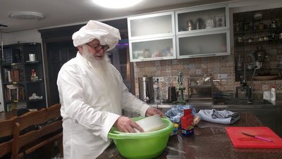 Готують торти, стрижуться і моляться: на Черкащині хасиди святкують день народження цадика Готують торти, стрижуться і моляться: на Черкащині хасиди святкують день народження цадика