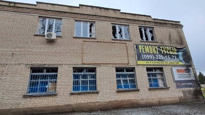 Через обстріли військами РФ Херсона, пошкоджена будівля Центру реінтеграції бездомних