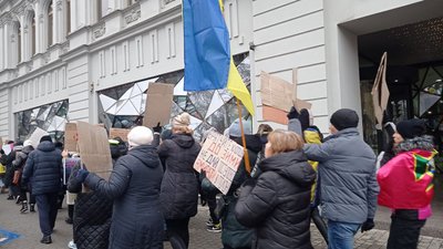 "Не мовчи! Полон вбиває". У Дніпрі рідні військових, які перебувають в полоні влаштували акцію "Не мовчи! Полон вбиває". У Дніпрі рідні військових, які перебувають в полоні влаштували акцію