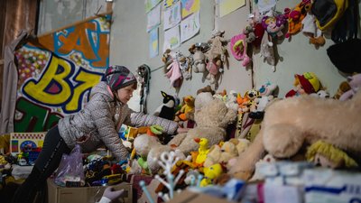 Школярі Дніпра приносять малюнки та речі до волонтерського пункту Шевченківського району Школярі Дніпра приносять малюнки та речі до волонтерського пункту Шевченківського району