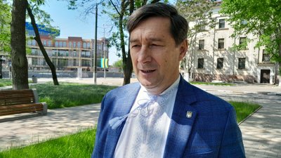 Херсонці вдягли вишиванки в рідному місті та в інших куточках України Херсонці вдягли вишиванки в рідному місті та в інших куточках України