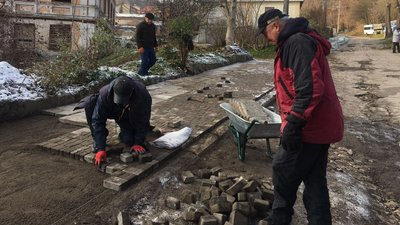 Жителі Тернопільщини самостійно відновлюють дорогу Жителі Тернопільщини самостійно відновлюють дорогу