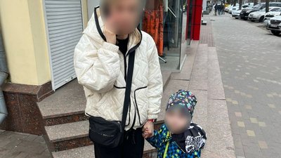 У Черкасах місцева жителька викликала патрульних, бо знайшла на вулиці дитину без батьків