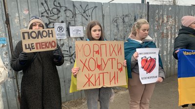 "Ми чекаємо всіх". У Миколаєві рідні військовослужбовців організували мирну акцію-нагадування "Ми чекаємо всіх". У Миколаєві рідні військовослужбовців організували мирну акцію-нагадування
