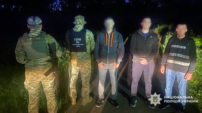 Чоловікам оголосили про підозру у переправленні військовозобовʼязаних через кордон