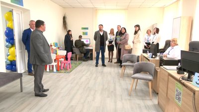 Куток для дитини та умови для людей з інвалідністю. У Лисці, що на Прикарпатті, відкрили "Дія-центр" Куток для дитини та умови для людей з інвалідністю. У Лисці, що на Прикарпатті, відкрили "Дія-центр"