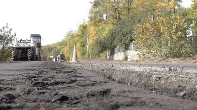 "Такі ями були, що колеса пробивав": на Черкащині почали ремонт дороги "Київ-Знам'янка"