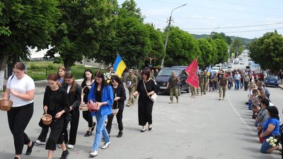 На Тернопільщині в останню дорогу провели бійця Володимира Кукурудзу