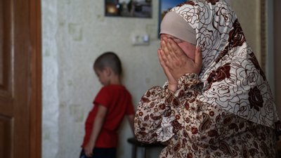 Лемара Омерова разом з онуком у власному будинку не може стримати сліз, розповідаючи про арешт співробітниками ФСБ Криму її рідних. 16 червня 2019 р./Тарас Ібрагімов Лемара Омерова разом з онуком у власному будинку не може стримати сліз, розповідаючи про арешт співробітниками ФСБ Криму її рідних. 16 червня 2019 р./Тарас Ібрагімов