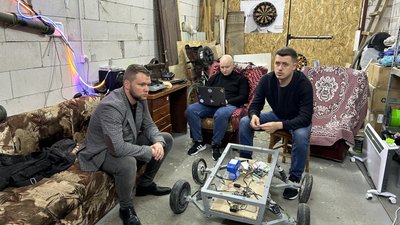 Полтавські волонтери на 3D-принтері створюють наземні дрони для ЗСУ Полтавські волонтери на 3D-принтері створюють наземні дрони для ЗСУ