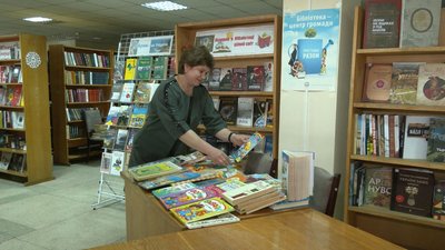 Просять книжки українською: у Черкасах збирають книги для переселенців
