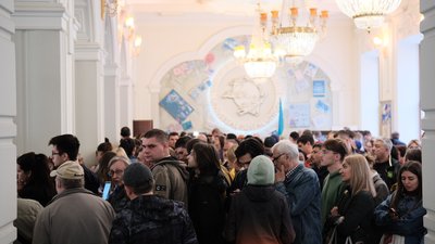 Випустили тиражем у три мільйони екземплярів. У Чернівцях представили марку "Русскій воєнний корабль … всьо!" Випустили тиражем у три мільйони екземплярів. У Чернівцях представили марку "Русскій воєнний корабль … всьо!"