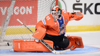 Латвійський хокейний голкіпер Ервін Муштуков у матчі Ліги чемпіонів.