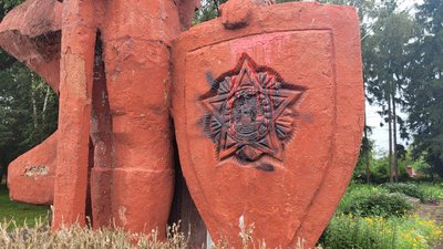 Пам'ятник затулили Пам'ятник затулили