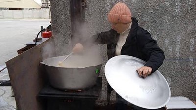 Через відсутність світла, херсонці вимушені готувати їжу на багаттях