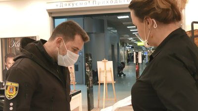 "Мають зелений COVID-сертифікат": в Одеському ТРЦ перевірили дотримання карантину "Мають зелений COVID-сертифікат": в Одеському ТРЦ перевірили дотримання карантину