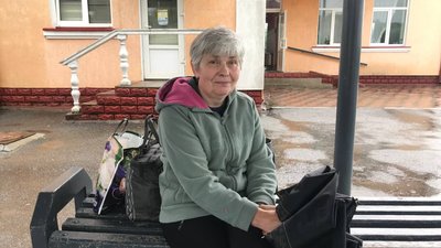 Пасажирка на автовокзалі Пасажирка на автовокзалі