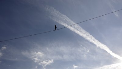 У Парижі канатоходець пройшов відстань між Ейфелевою вежею та театром Шайо на висоті 70 метрів
