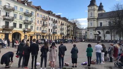 Франківськ напередодні Великодня: містяни освячують паски