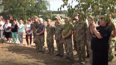 У прифронтовому селищі на Донеччині провели мітинг до Дня пам'яті захисників України