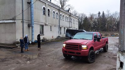 Волонтери американського фонду відправили бійцям позашляховик Волонтери американського фонду відправили бійцям позашляховик