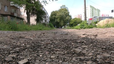 Недороблене ще до війни: у Рівному частина мешканців нарікає на наслідки капремонту вулиці