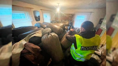 Вилучили близько 3 тонн тютюну: на Чернігівщині виявили підпільне виробництво