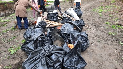 Толока на Дьогтянці: у Вінниці прибирали берег малої річки Толока на Дьогтянці: у Вінниці прибирали берег малої річки