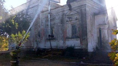 Влучила блискавка: на Одещині загорівся купол сільської церкви Влучила блискавка: на Одещині загорівся купол сільської церкви
