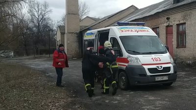 Застряг на кризі ставка: на Донеччині рятувальники витягнули чоловіка з крижаної пастки Застряг на кризі ставка: на Донеччині рятувальники витягнули чоловіка з крижаної пастки